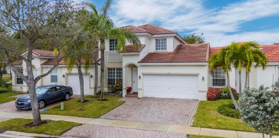 Кондоминиум с 5 спальнями в Мирамар, Флорида № 2025554