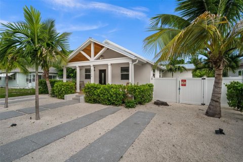 Villa ou maison à louer à Bradenton, Floride: 4 chambres, 187.57 m2 № 2403003 - photo 4