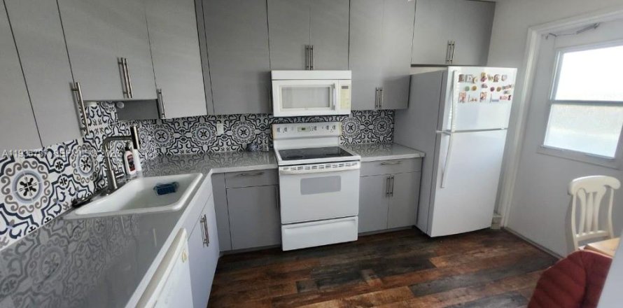 Кондоминиум с 2 спальнями в Халландейл-Бич, Флорида № 2009201