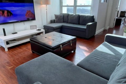 Hotel en venta en Miami Beach, Florida, 1 dormitorio, 79.9 m2 № 1937560 - foto 2