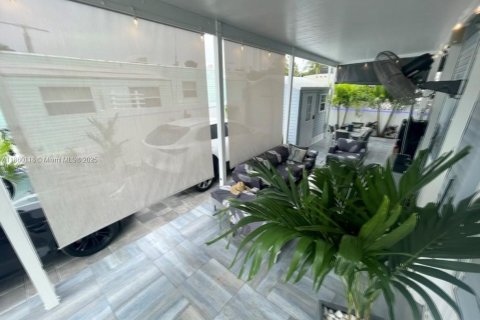 House in Key Largo, Florida 2 bedrooms № 2013869 - photo 4