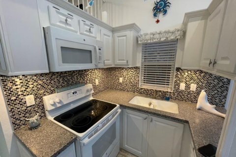 House in Key Largo, Florida 2 bedrooms № 2013869 - photo 12