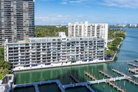 Condo in Miami, Florida, 1 bedroom  № 1935836 - photo 13