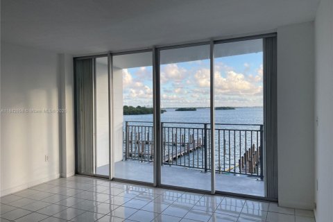 Condo in Miami, Florida, 1 bedroom  № 1935836 - photo 12