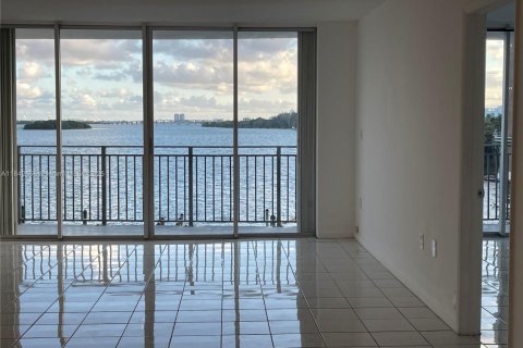 Condo in Miami, Florida, 1 bedroom  № 1935836 - photo 11