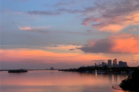 Condo in Miami, Florida, 1 bedroom  № 1935836 - photo 15
