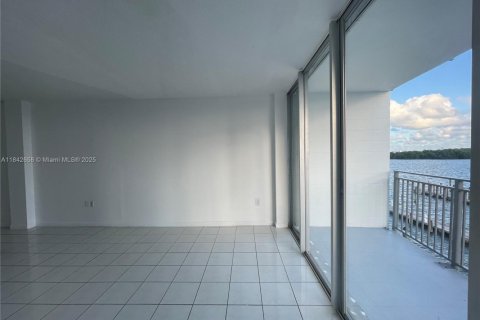 Condo in Miami, Florida, 1 bedroom  № 1935836 - photo 9