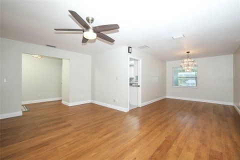 House in Longwood, Florida 3 bedrooms, 156.17 sq.m. № 2396284 - photo 13