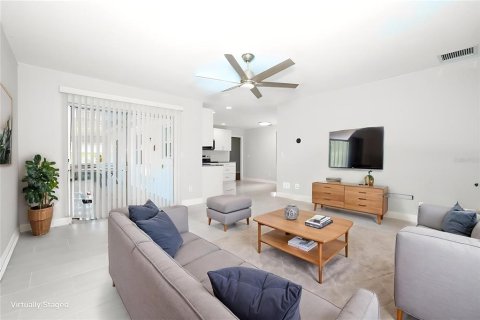 House in Longwood, Florida 3 bedrooms, 156.17 sq.m. № 2396284 - photo 4