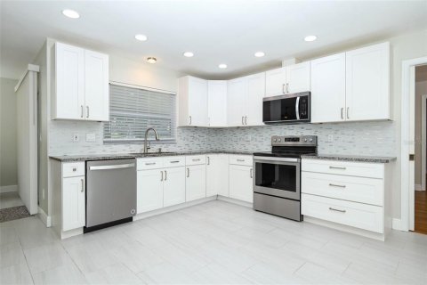 House in Longwood, Florida 3 bedrooms, 156.17 sq.m. № 2396284 - photo 16