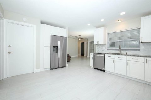 House in Longwood, Florida 3 bedrooms, 156.17 sq.m. № 2396284 - photo 17