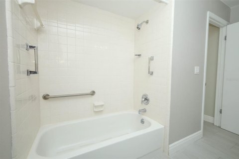 House in Longwood, Florida 3 bedrooms, 156.17 sq.m. № 2396284 - photo 25