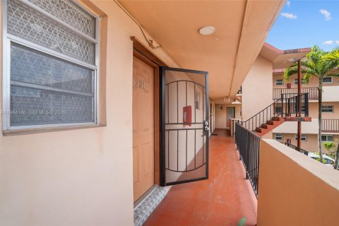 Condominio en venta en Miami, Florida, 1 dormitorio, 88.63 m2 № 2045663 - foto 19