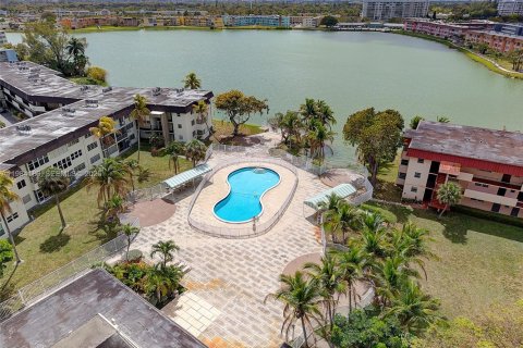 Condominio en venta en Miami, Florida, 1 dormitorio, 88.63 m2 № 2045663 - foto 14