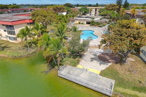 Condominio en venta en Miami, Florida, 1 dormitorio, 88.63 m2 № 2045663 - foto 17