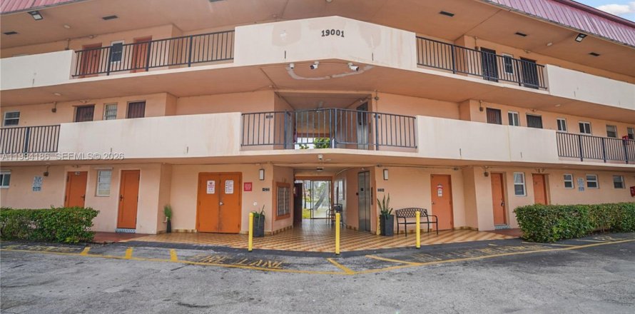 Condominio en Miami, Florida, 1 dormitorio  № 2045663