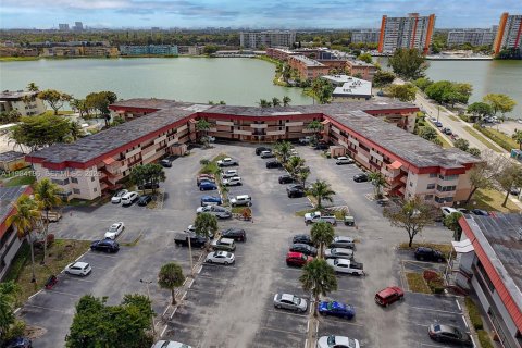 Condominio en venta en Miami, Florida, 1 dormitorio, 88.63 m2 № 2045663 - foto 11