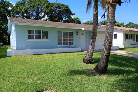 House in Tamarac, Florida 2 bedrooms, 93.09 sq.m. № 1891606 - photo 2