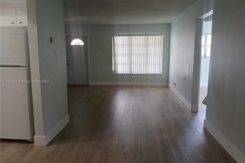 House in Tamarac, Florida 2 bedrooms, 93.09 sq.m. № 1891606 - photo 9