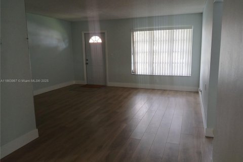 House in Tamarac, Florida 2 bedrooms, 93.09 sq.m. № 1891606 - photo 11