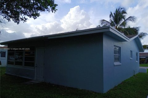 House in Tamarac, Florida 2 bedrooms, 93.09 sq.m. № 1891606 - photo 8