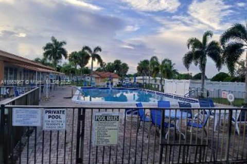 House in Tamarac, Florida 2 bedrooms, 93.09 sq.m. № 1891606 - photo 7