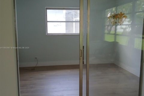 House in Tamarac, Florida 2 bedrooms, 93.09 sq.m. № 1891606 - photo 4