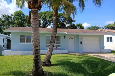 House in Tamarac, Florida 2 bedrooms, 93.09 sq.m. № 1891606 - photo 1