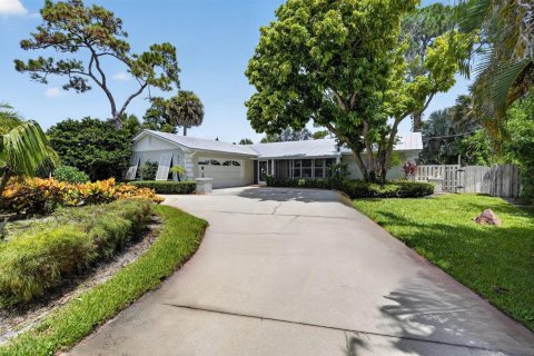 House in Hobe Sound, Florida 2 bedrooms, 166.11 sq.m. № 2246050