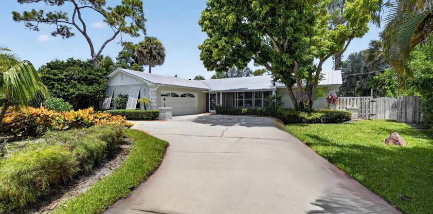 House in Hobe Sound, Florida 2 bedrooms, 166.11 sq.m. № 2246050