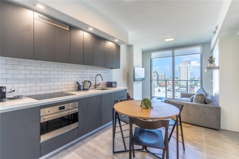 Condo in Miami, Florida, 1 bedroom  № 1861328 - photo 2