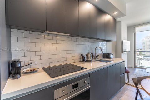 Condo in Miami, Florida, 1 bedroom  № 1861328 - photo 3