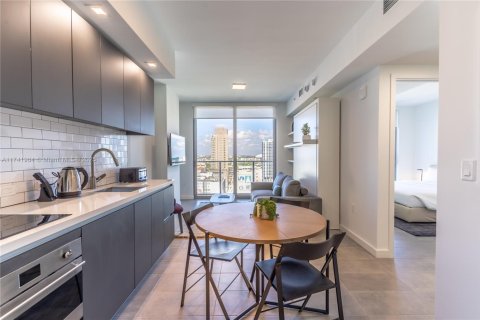 Condo in Miami, Florida, 1 bedroom  № 1861328 - photo 1