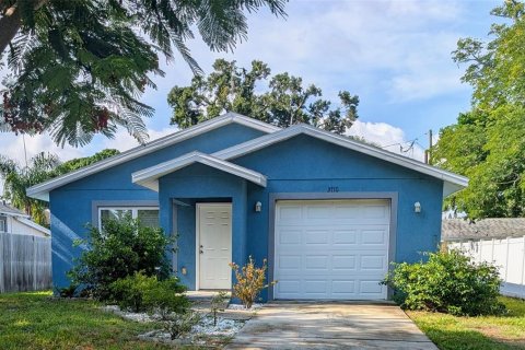 House in Saint Petersburg, Florida 3 bedrooms, 141.21 sq.m. № 1831635 - photo 2
