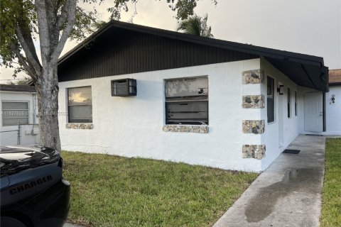 House in West Park, Florida 6 bedrooms, 172.33 sq.m. № 1799004 - photo 6