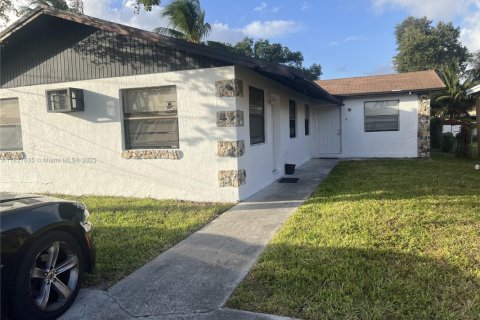 House in West Park, Florida 6 bedrooms, 172.33 sq.m. № 1799004 - photo 1