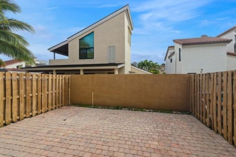 Townhouse in Miami, Florida 3 bedrooms, 147.99 sq.m. № 2065469 - photo 9