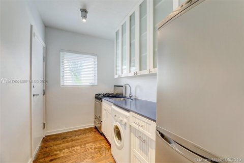 Condo in Miami Beach, Florida, 1 bedroom  № 1998955 - photo 16