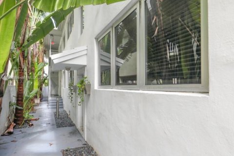 Condo in Miami Beach, Florida, 1 bedroom  № 1998955 - photo 24