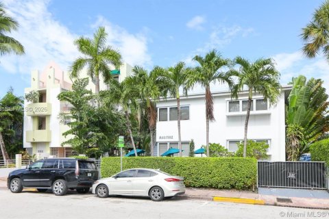 Condo in Miami Beach, Florida, 1 bedroom  № 1998955 - photo 2