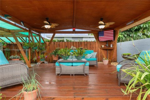 House in Miami, Florida 4 bedrooms, 196.95 sq.m. № 1933660 - photo 7