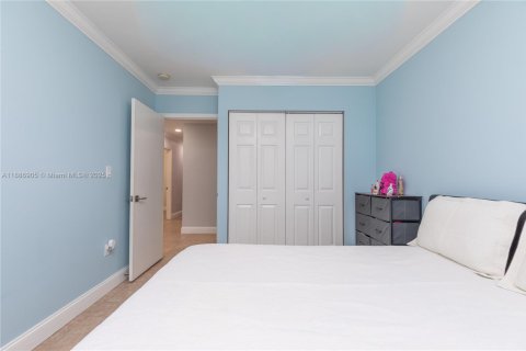 House in Miami, Florida 4 bedrooms, 196.95 sq.m. № 1933660 - photo 18