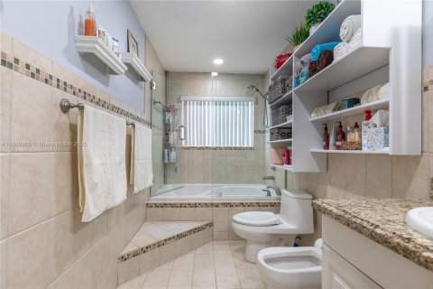 House in Miami, Florida 4 bedrooms, 196.95 sq.m. № 1933660 - photo 29