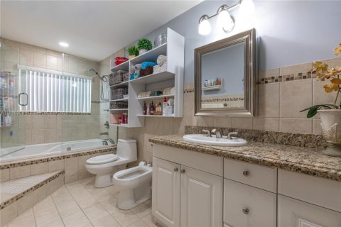 House in Miami, Florida 4 bedrooms, 196.95 sq.m. № 1933660 - photo 28