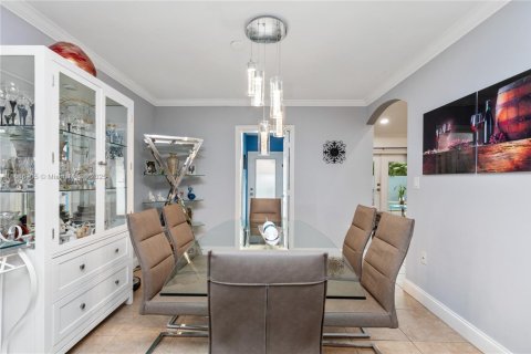 House in Miami, Florida 4 bedrooms, 196.95 sq.m. № 1933660 - photo 23