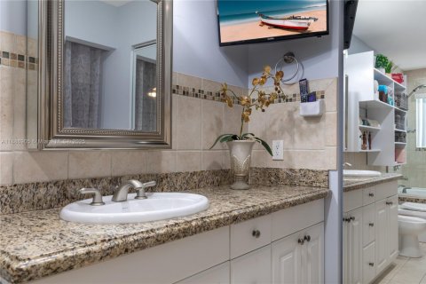 House in Miami, Florida 4 bedrooms, 196.95 sq.m. № 1933660 - photo 30