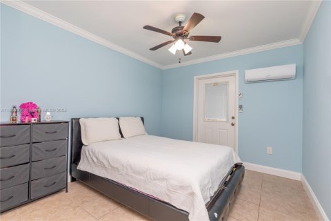 House in Miami, Florida 4 bedrooms, 196.95 sq.m. № 1933660 - photo 17