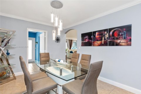 House in Miami, Florida 4 bedrooms, 196.95 sq.m. № 1933660 - photo 22