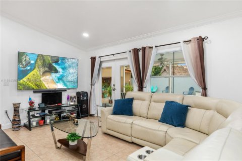 House in Miami, Florida 4 bedrooms, 196.95 sq.m. № 1933660 - photo 16