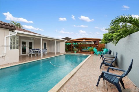 House in Miami, Florida 4 bedrooms, 196.95 sq.m. № 1933660 - photo 8